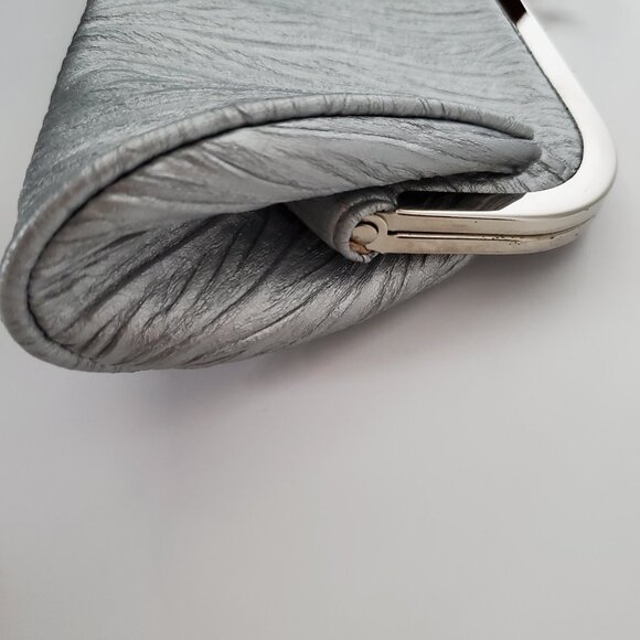 Beautiful Vintage Evening Clutch Bag Purse Silver Crimped Fabric Chain Strap - Picture 4 of 8